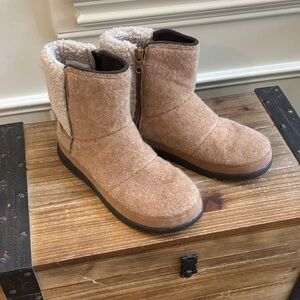 Chaco Tan Winter Boots with Cream Accents
Size 7